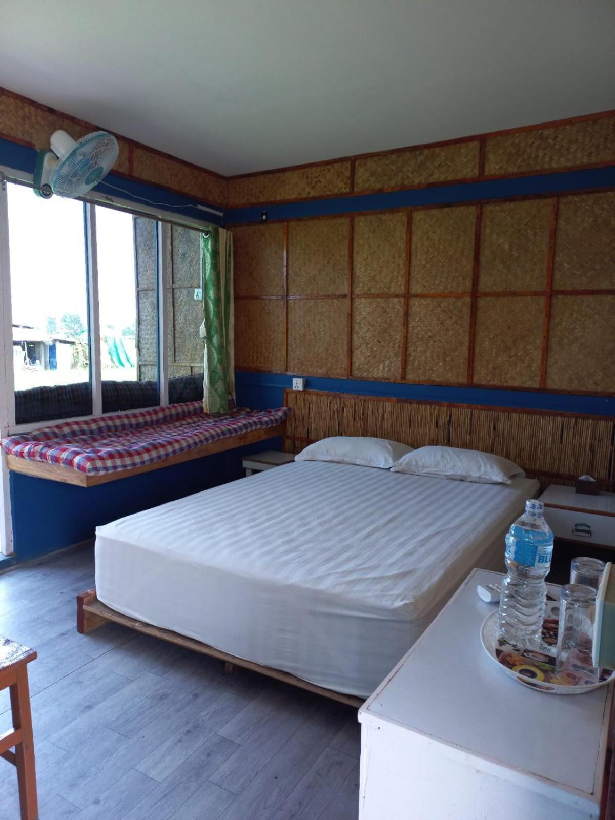 Hippies Colony - Travellers Home Sauraha Extérieur photo